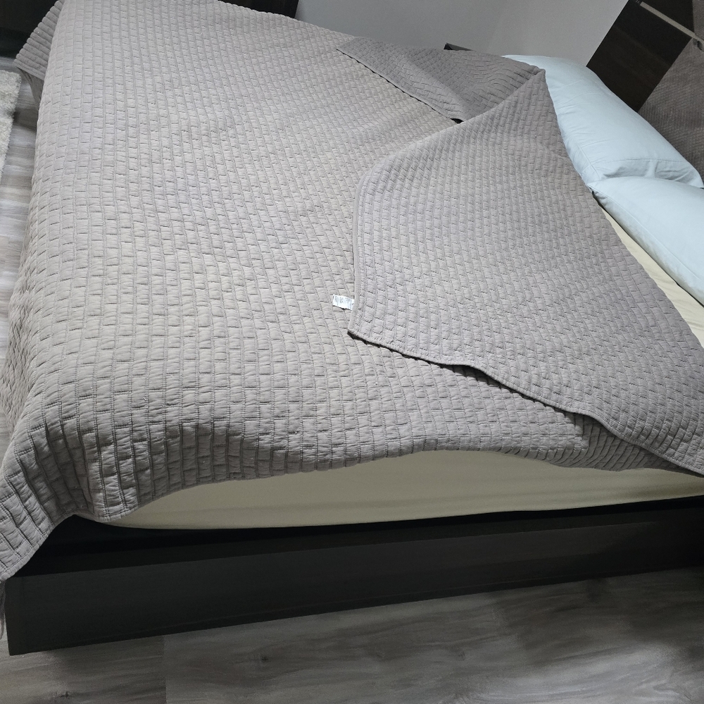 Elegant Gray Quilted Bedspread - Picture 3 of 9